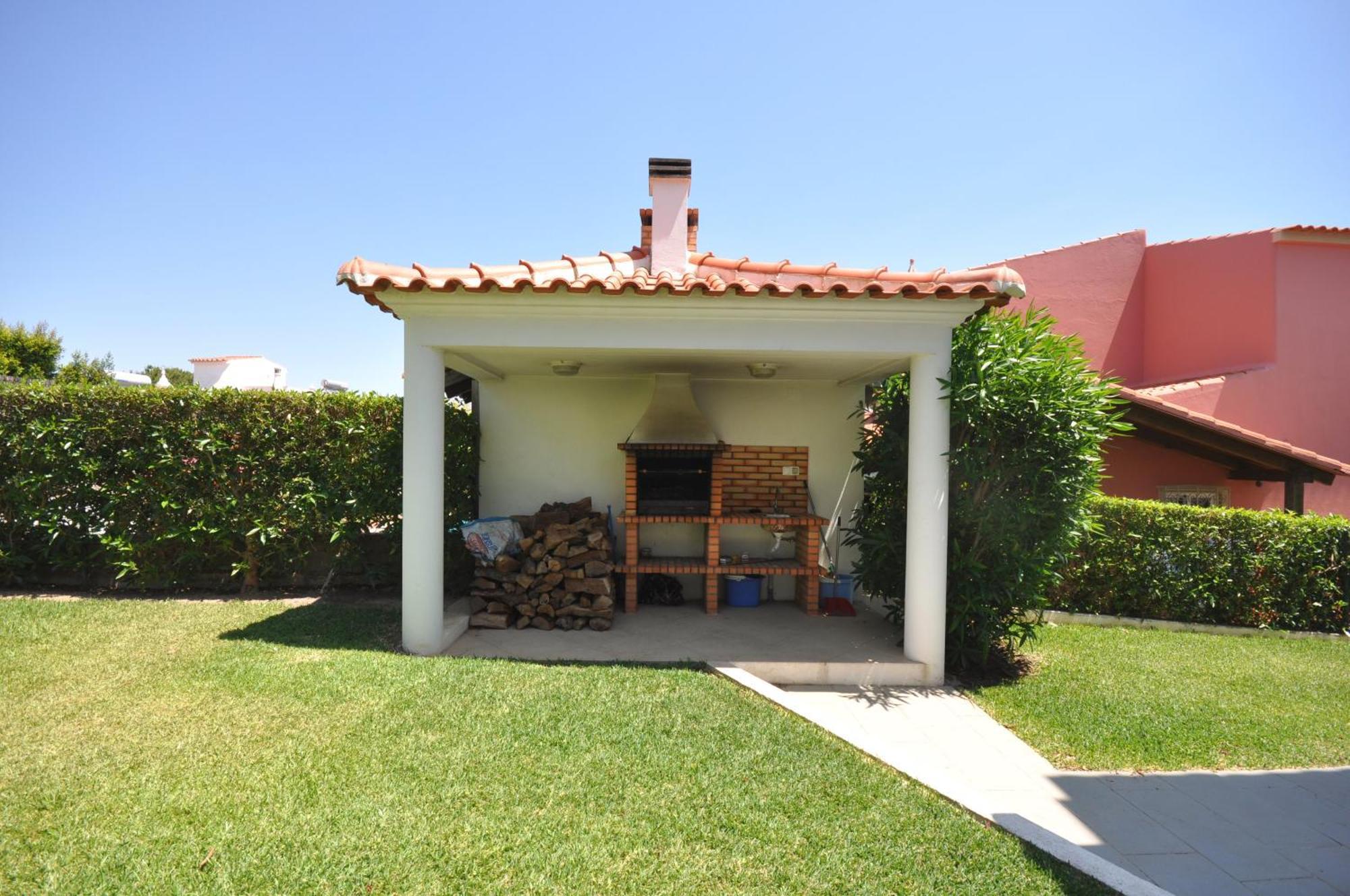 Well-Appointed Villa Is Situated In The Popular Resort Of Vilamoura Quarteira Dış mekan fotoğraf